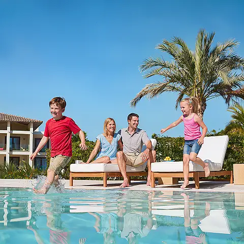 Familienurlaub mit Last Minute Pauschalreisen Familienurlaub am Pool mit Kindern im Ferienhotel