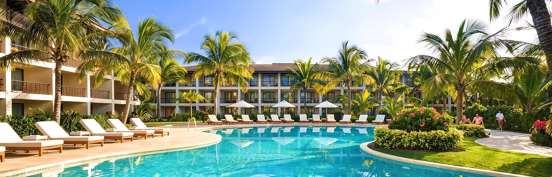 Last Minute Pauschalreisen für deinen Traumurlaub Strandurlaub mit Palmen und Pool als Inspiration für Last Minute Pauschalreisen